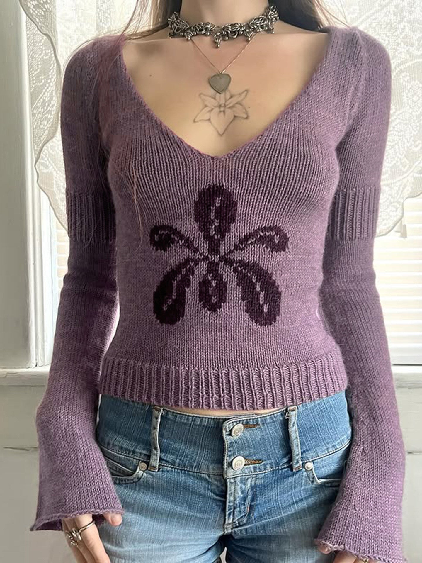 V-neck fitted sweater