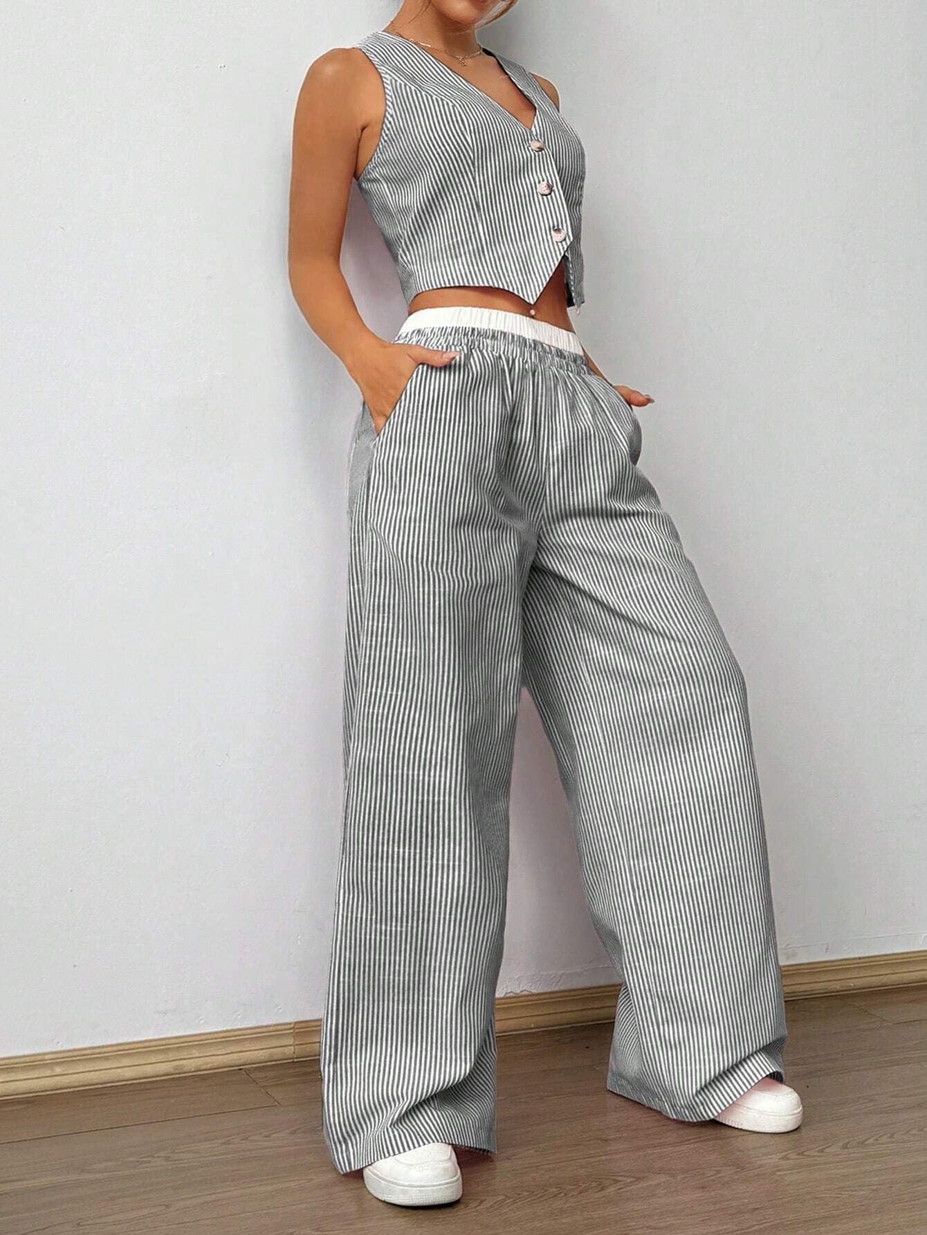 V-neck pullover contrasting color high-waisted pants