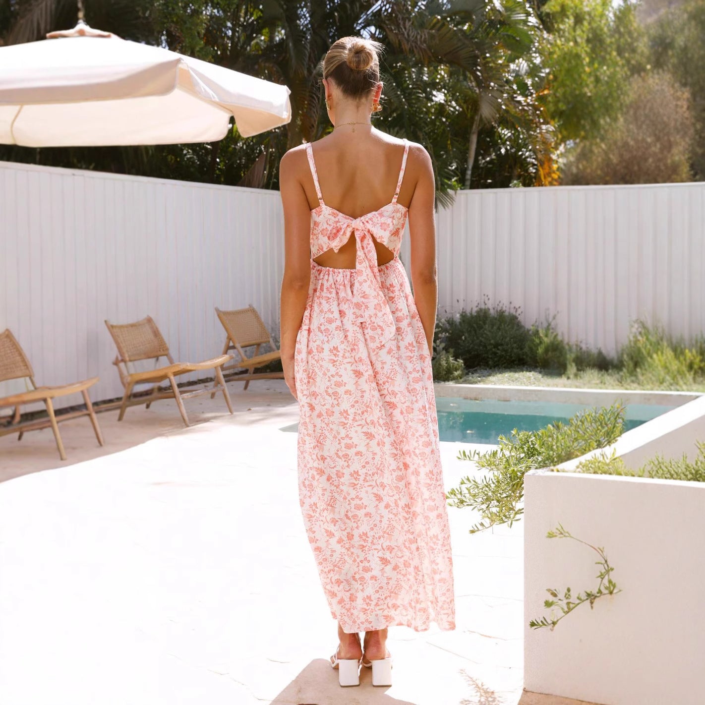 V-necked strapless long dress