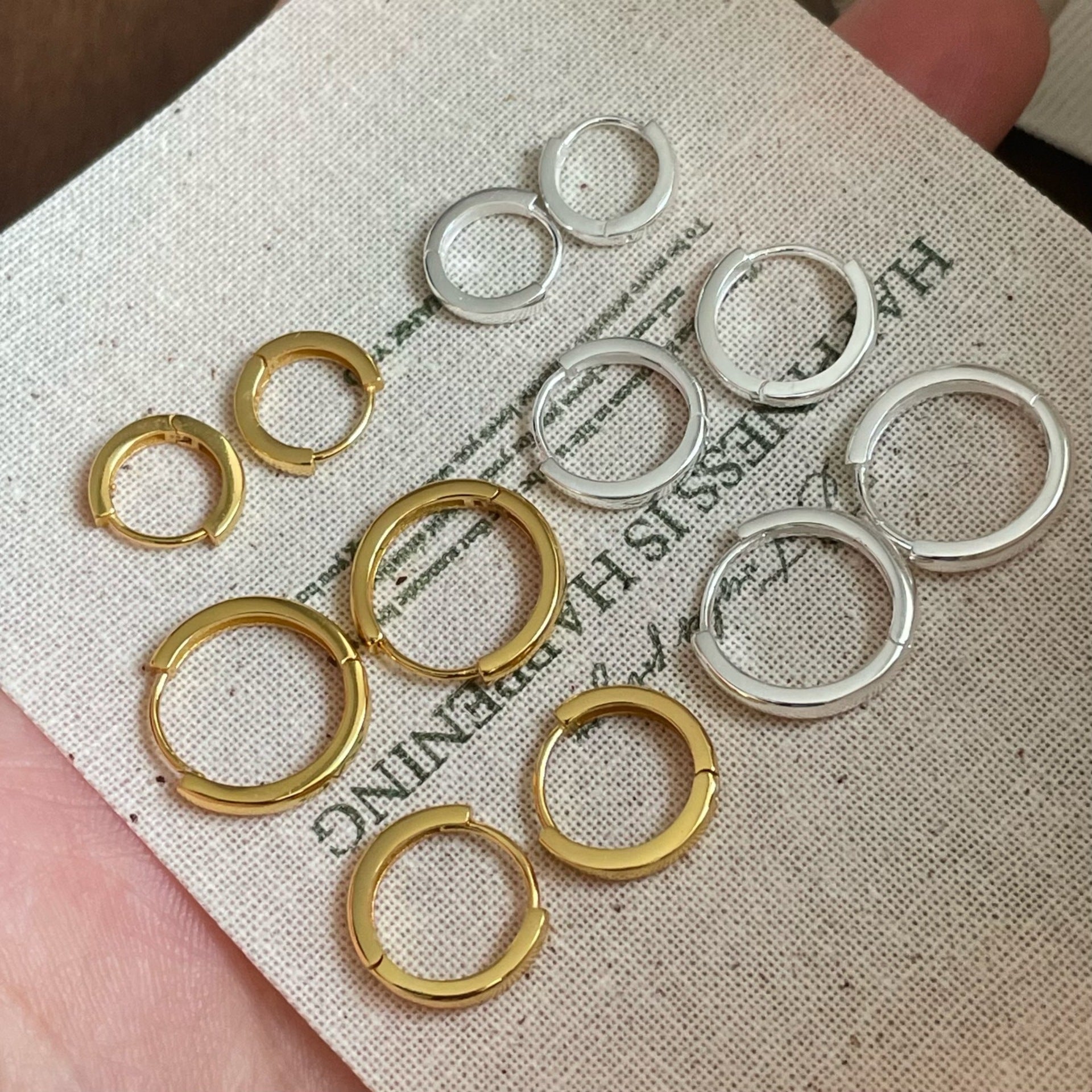 Versatile small earrings