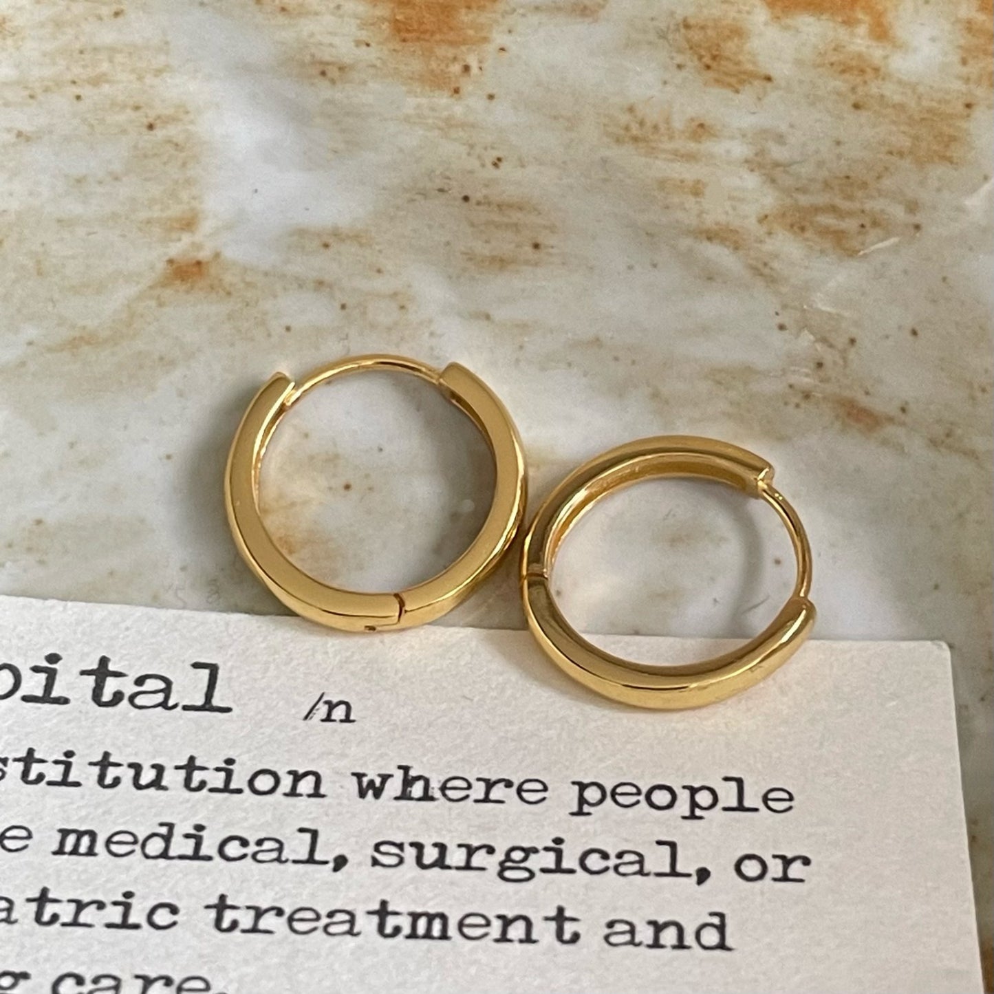 Versatile small earrings
