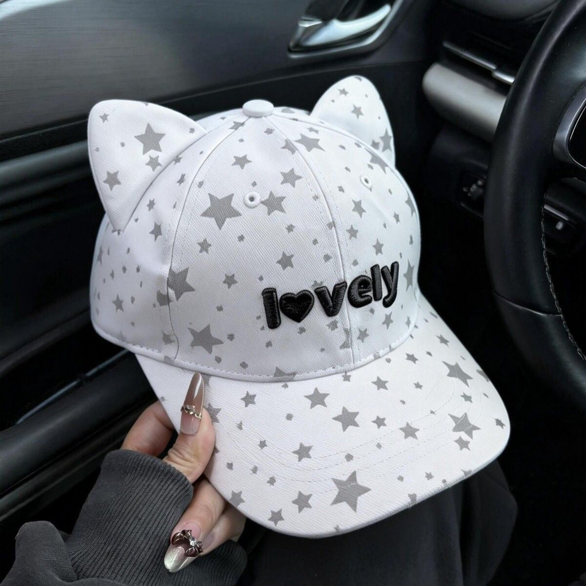 Versatile wide-brimmed