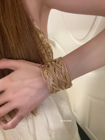 Vintage Gold Hollow-Out Open Bracelet