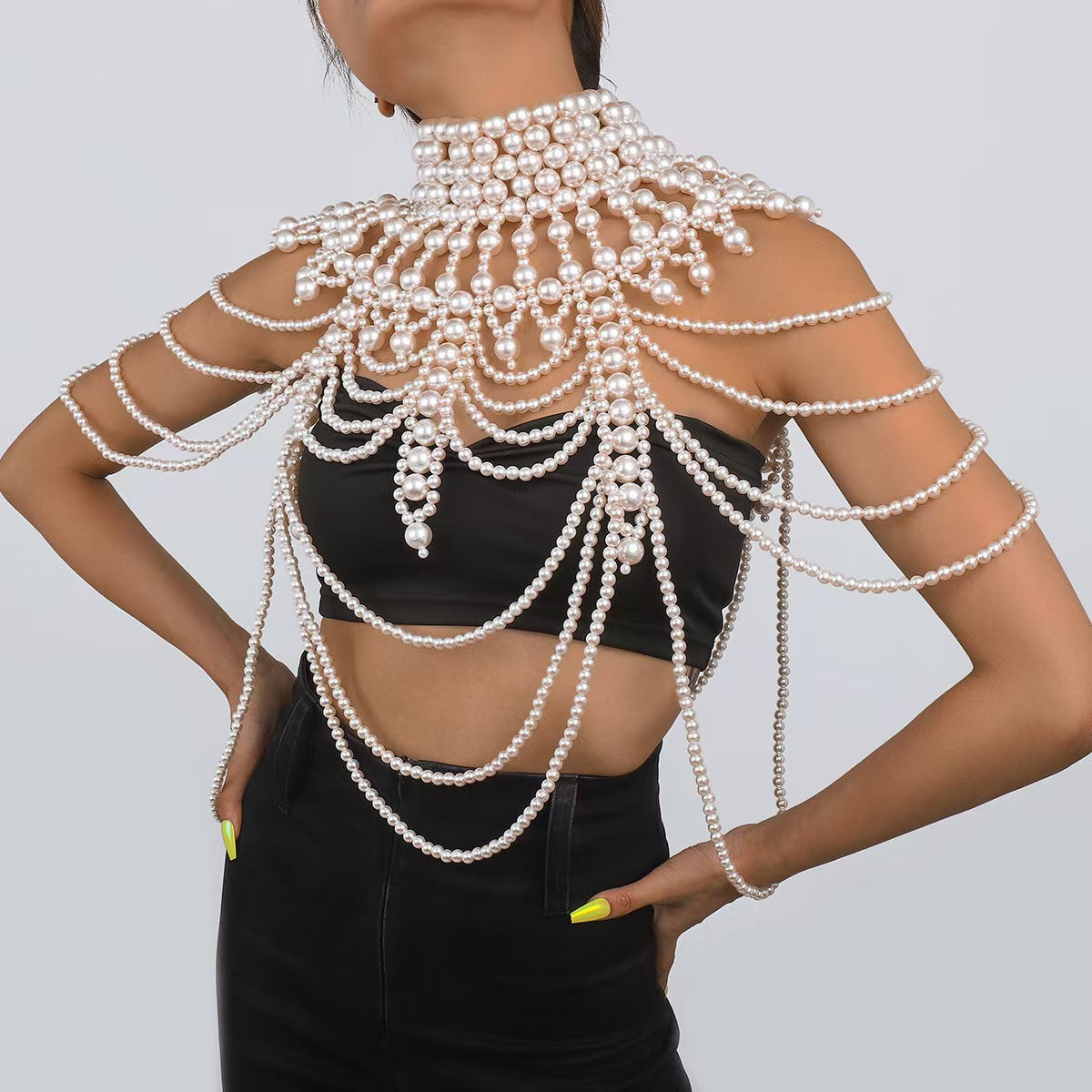 Weave a hollow pearl shawl with a chest chain