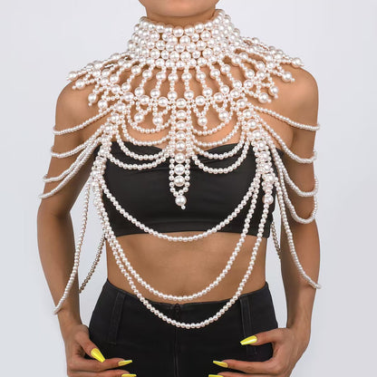 Weave a hollow pearl shawl with a chest chain