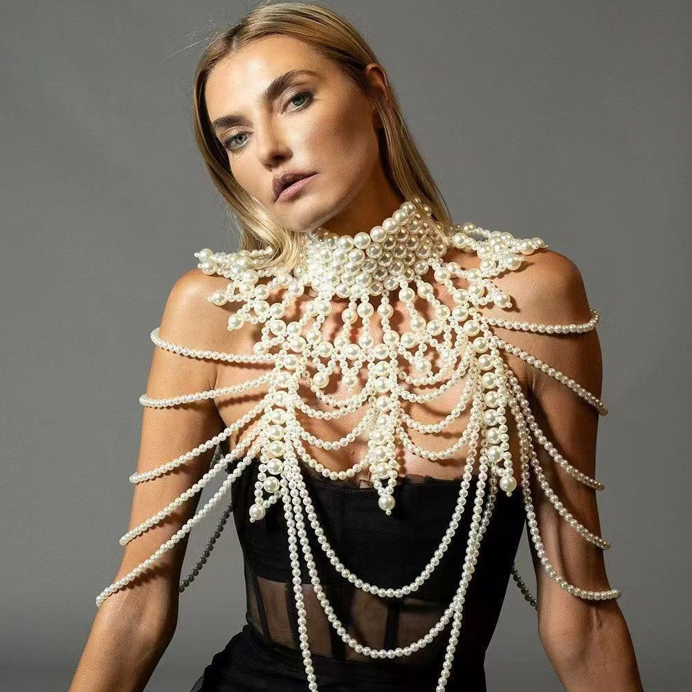 Weave a hollow pearl shawl with a chest chain
