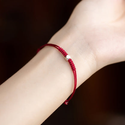 Weaving a bracelet