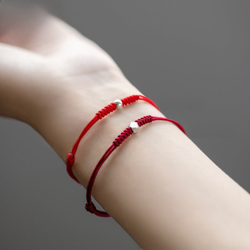 Weaving a bracelet