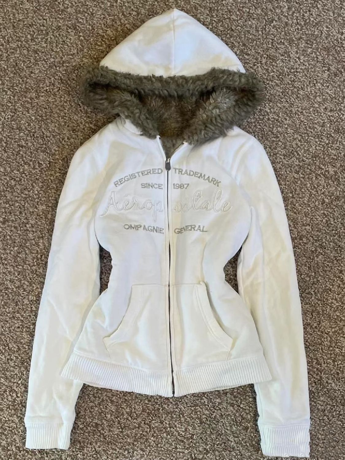 White lettered fur collar hooded sweatshirt