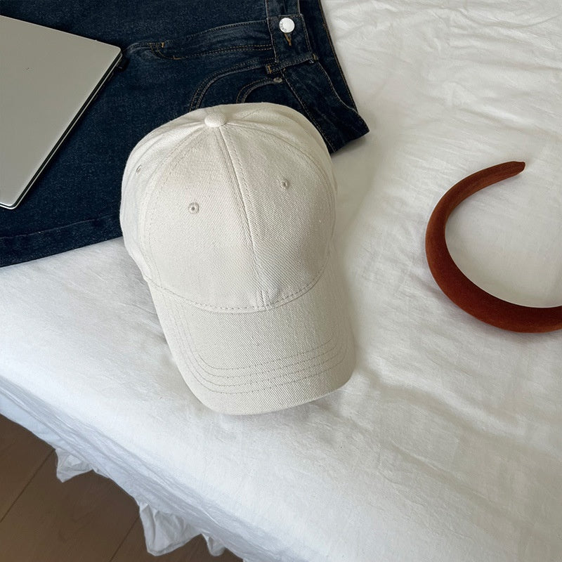 Wide-brimmed cap