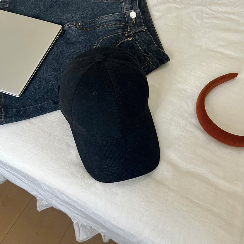 Wide-brimmed cap
