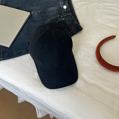 Wide-brimmed cap