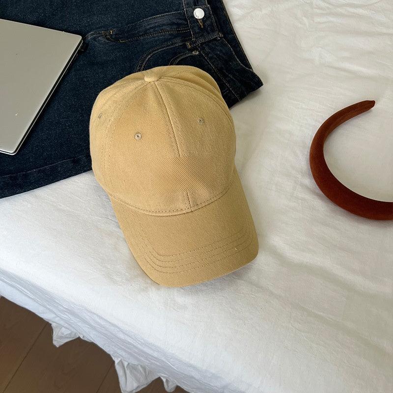 Wide-brimmed cap