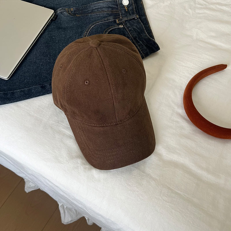 Wide-brimmed cap