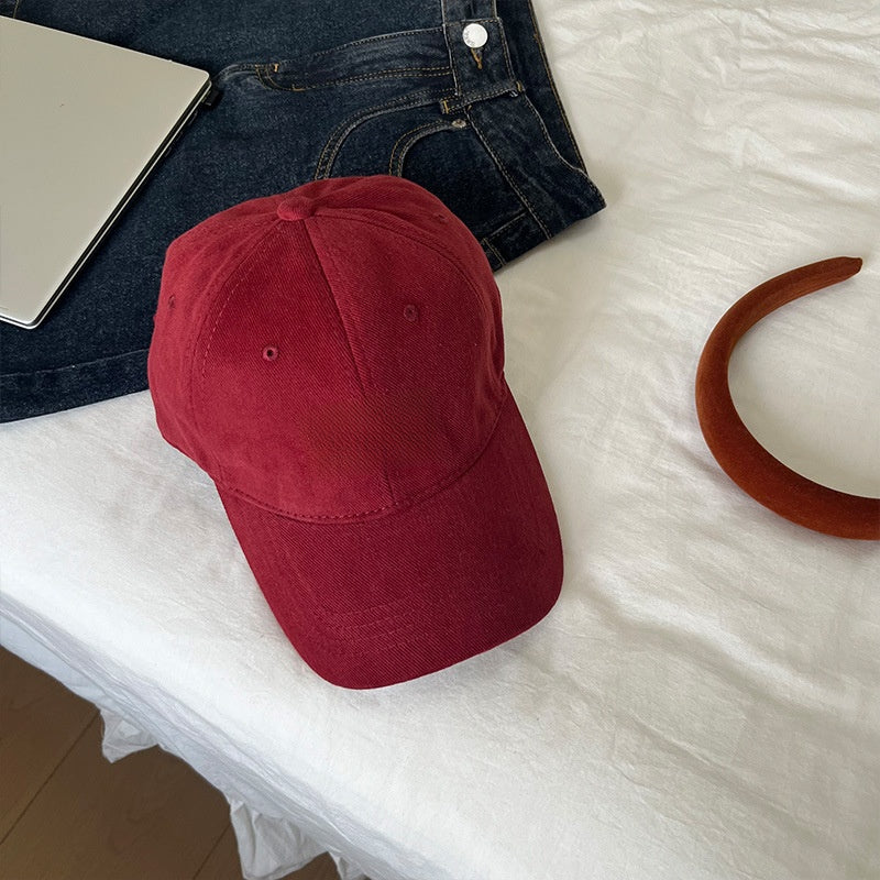 Wide-brimmed cap