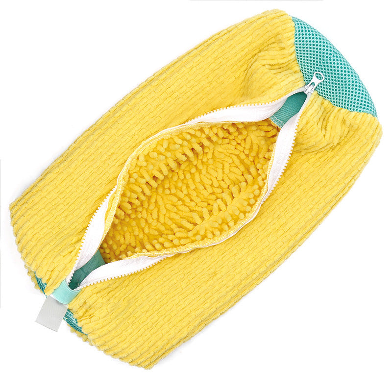 Wipe the shoe bag with a woolen shoe brush