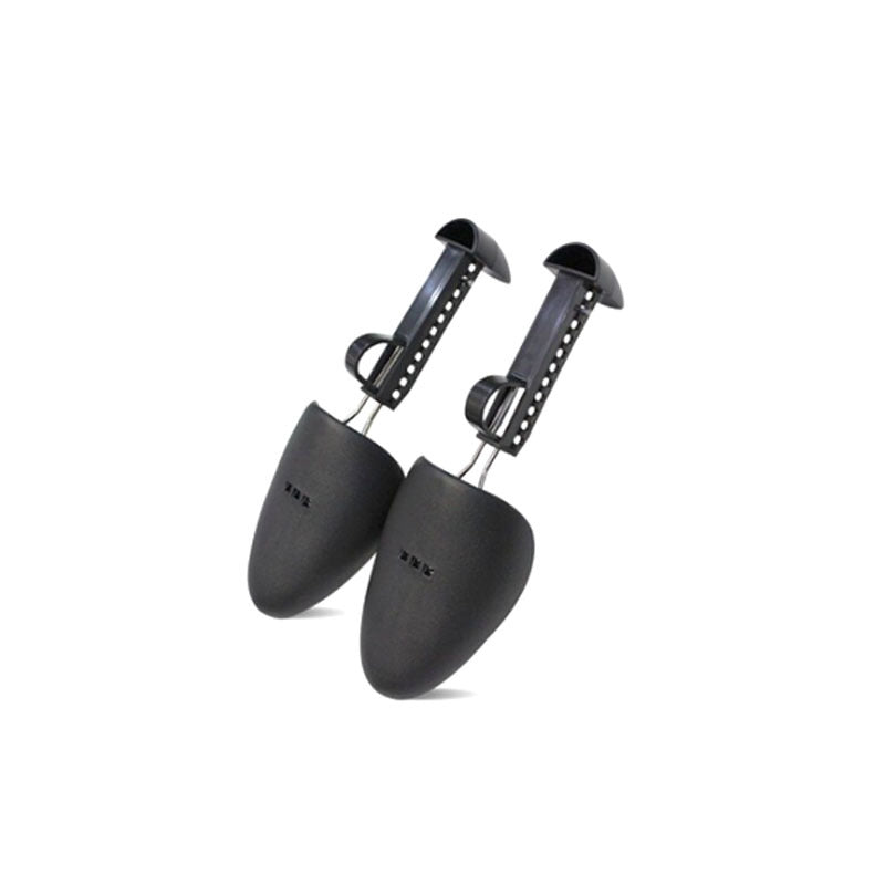 Wipe the shoe bag with a woolen shoe brush