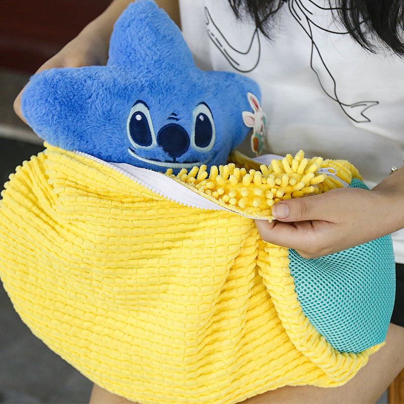 Wipe the shoe bag with a woolen shoe brush