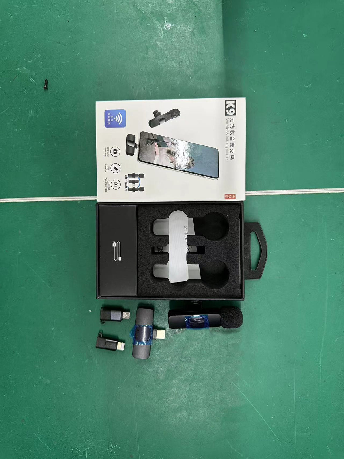 Wireless lapel microphone