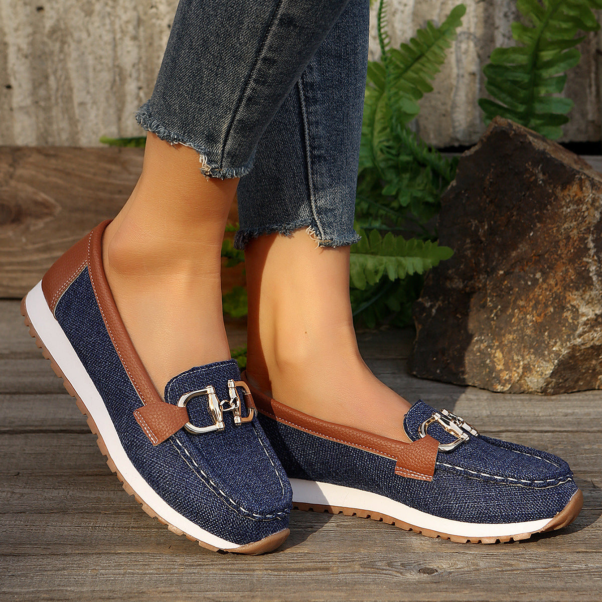 Women Casual Sports Shoes with Metal Chain