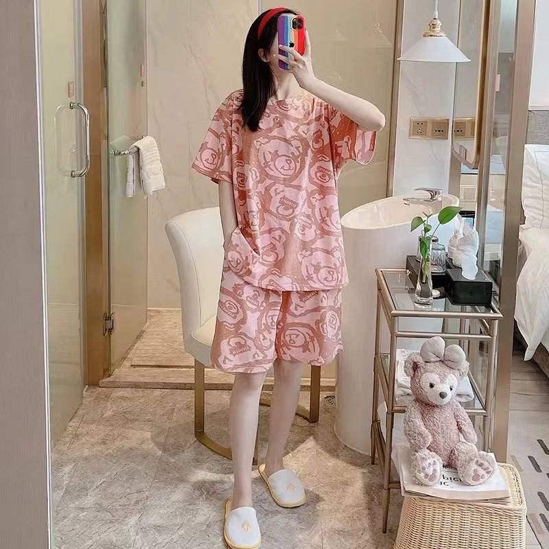 Women in pajamas with short sleeves can wear a set of home wear over them