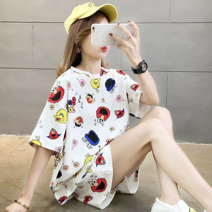 Women in pajamas with short sleeves can wear a set of home wear over them
