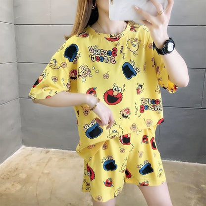 Women in pajamas with short sleeves can wear a set of home wear over them