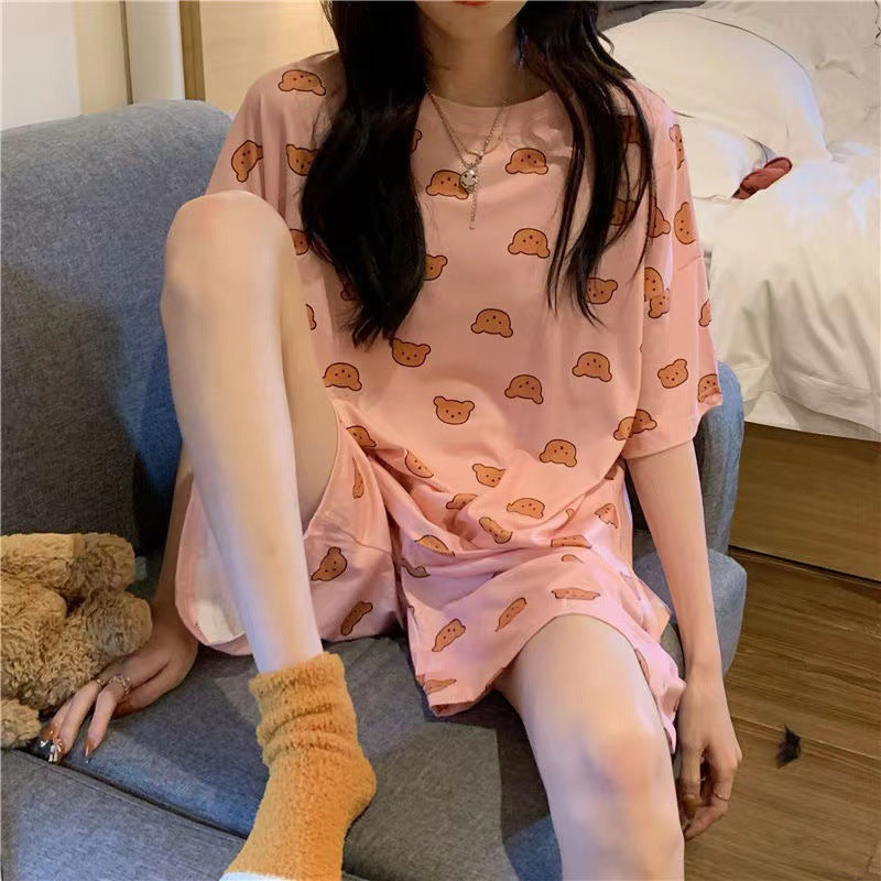 Women in pajamas with short sleeves can wear a set of home wear over them
