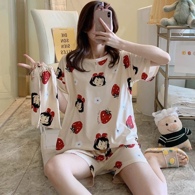 Women in pajamas with short sleeves can wear a set of home wear over them