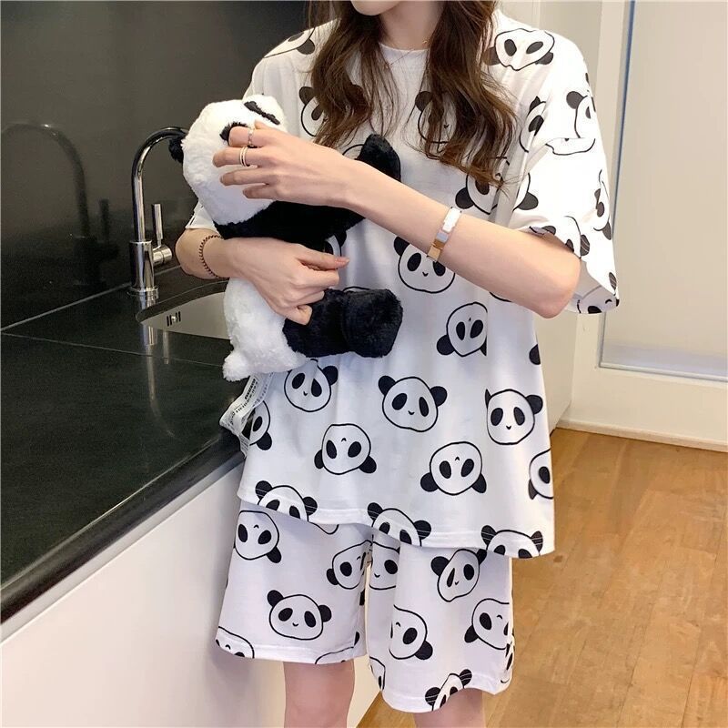 Women in pajamas with short sleeves can wear a set of home wear over them