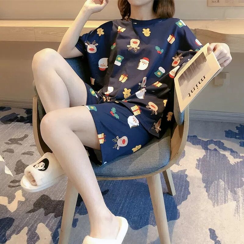 Women in pajamas with short sleeves can wear a set of home wear over them
