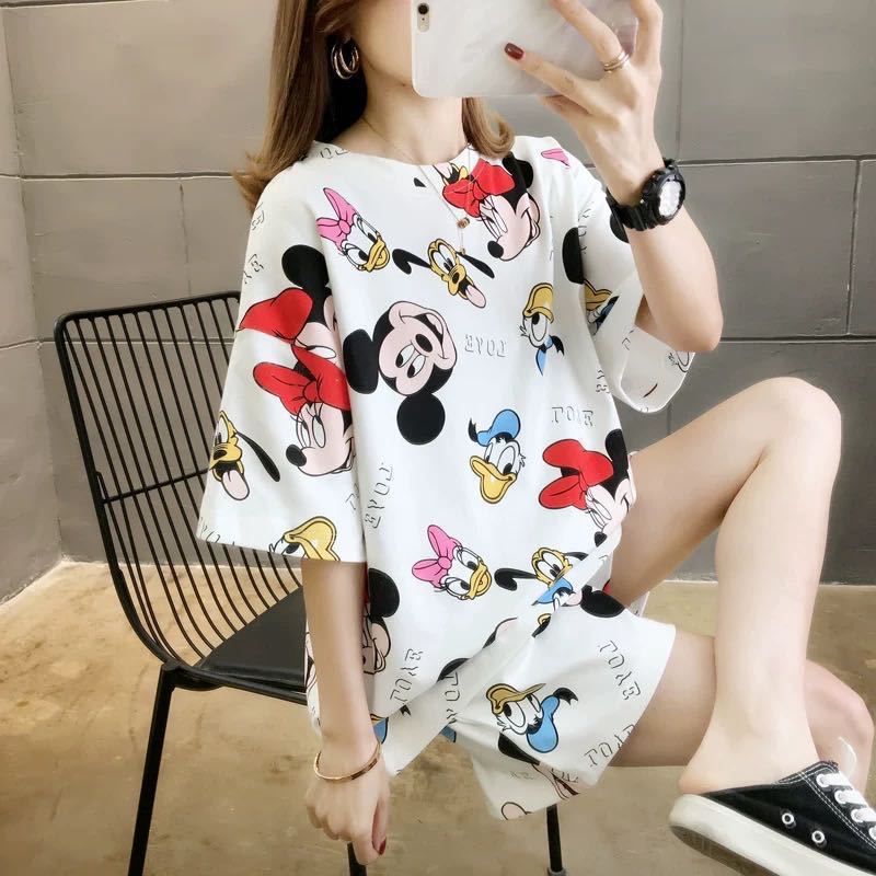 Women in pajamas with short sleeves can wear a set of home wear over them