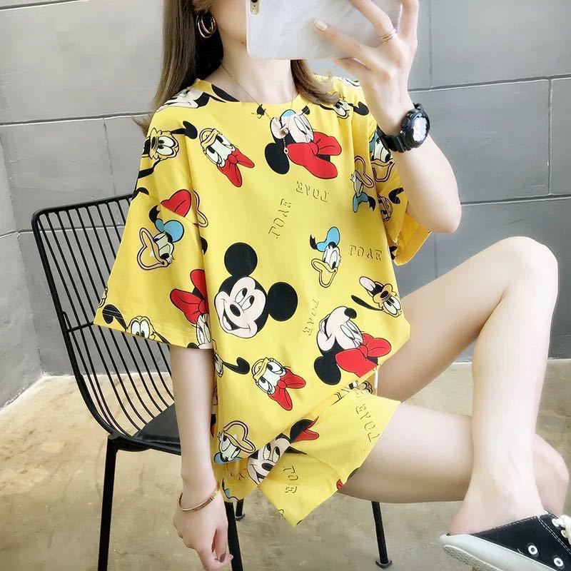 Women in pajamas with short sleeves can wear a set of home wear over them