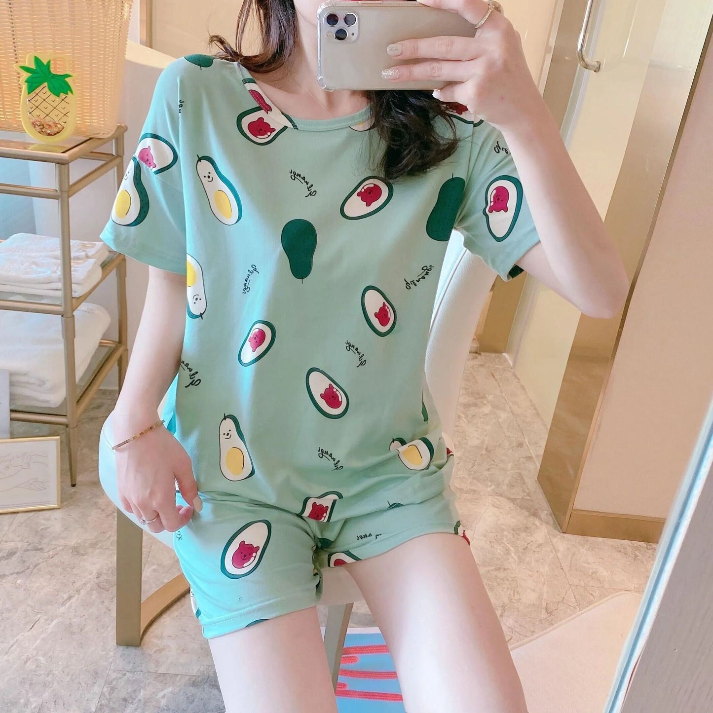 Women in pajamas with short sleeves can wear a set of home wear over them