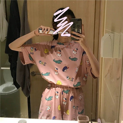 Women in pajamas with short sleeves can wear a set of home wear over them