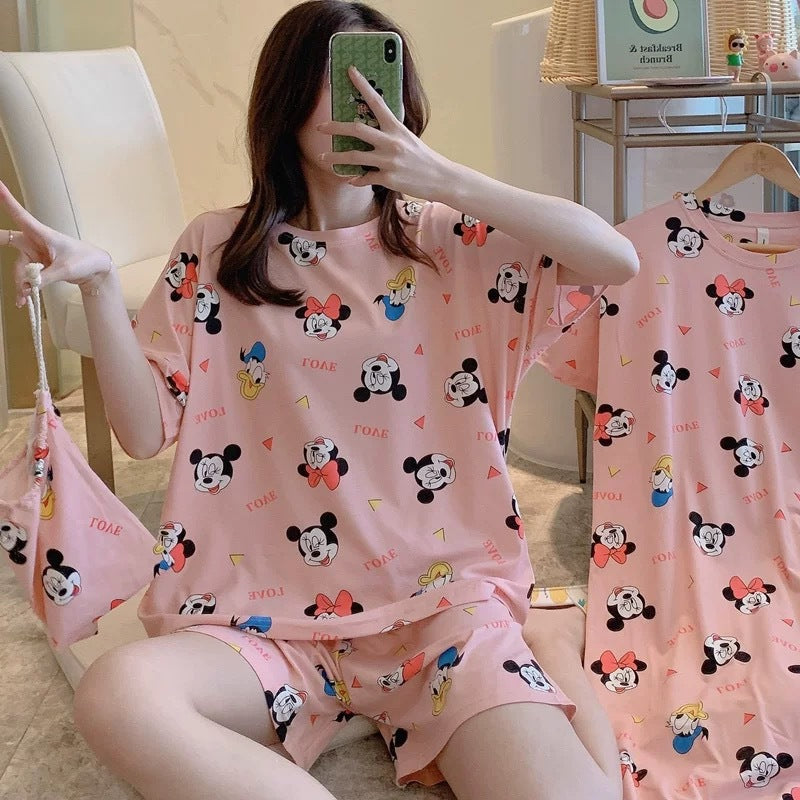 Women in pajamas with short sleeves can wear a set of home wear over them