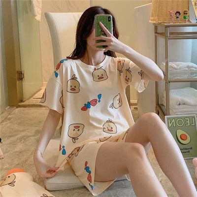 Women in pajamas with short sleeves can wear a set of home wear over them