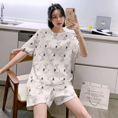 Women in pajamas with short sleeves can wear a set of home wear over them