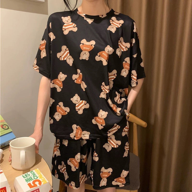 Women in pajamas with short sleeves can wear a set of home wear over them