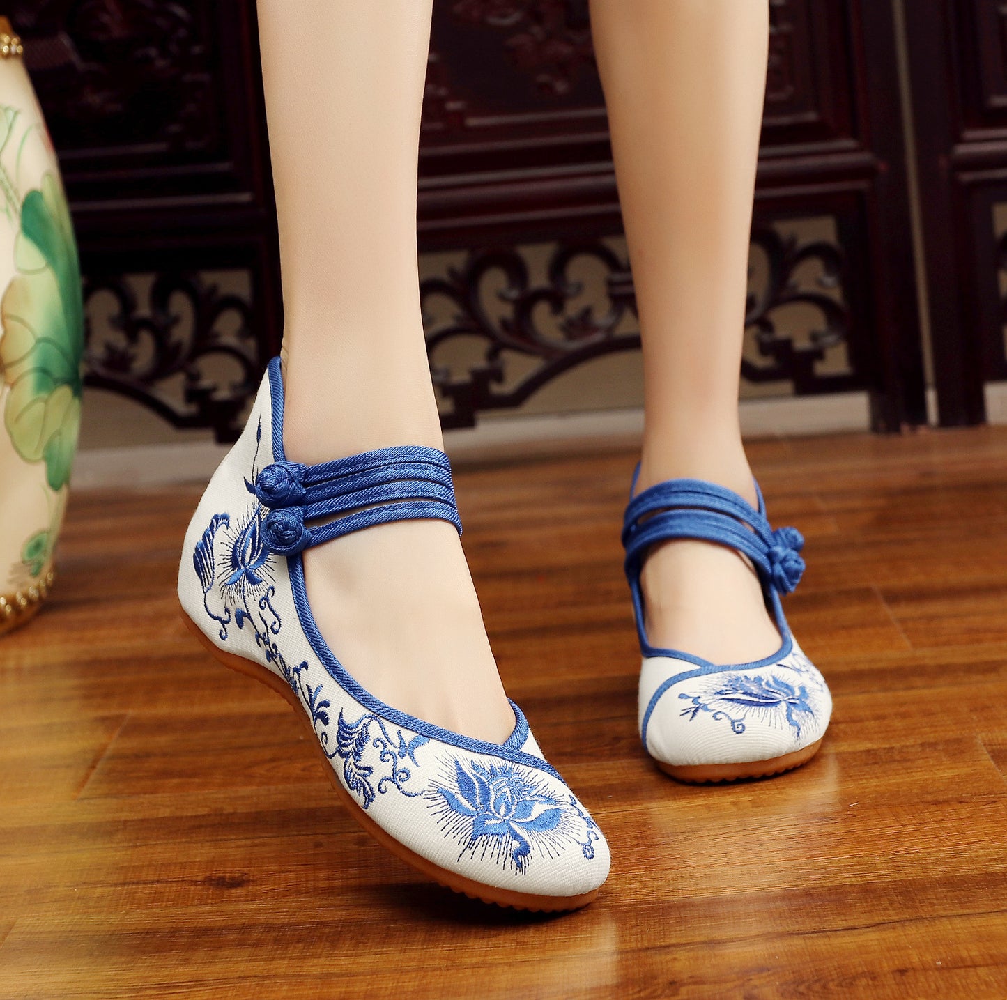 Women's Embroidered Cloth Shoes Low Heel Antique Hanfu Shoes