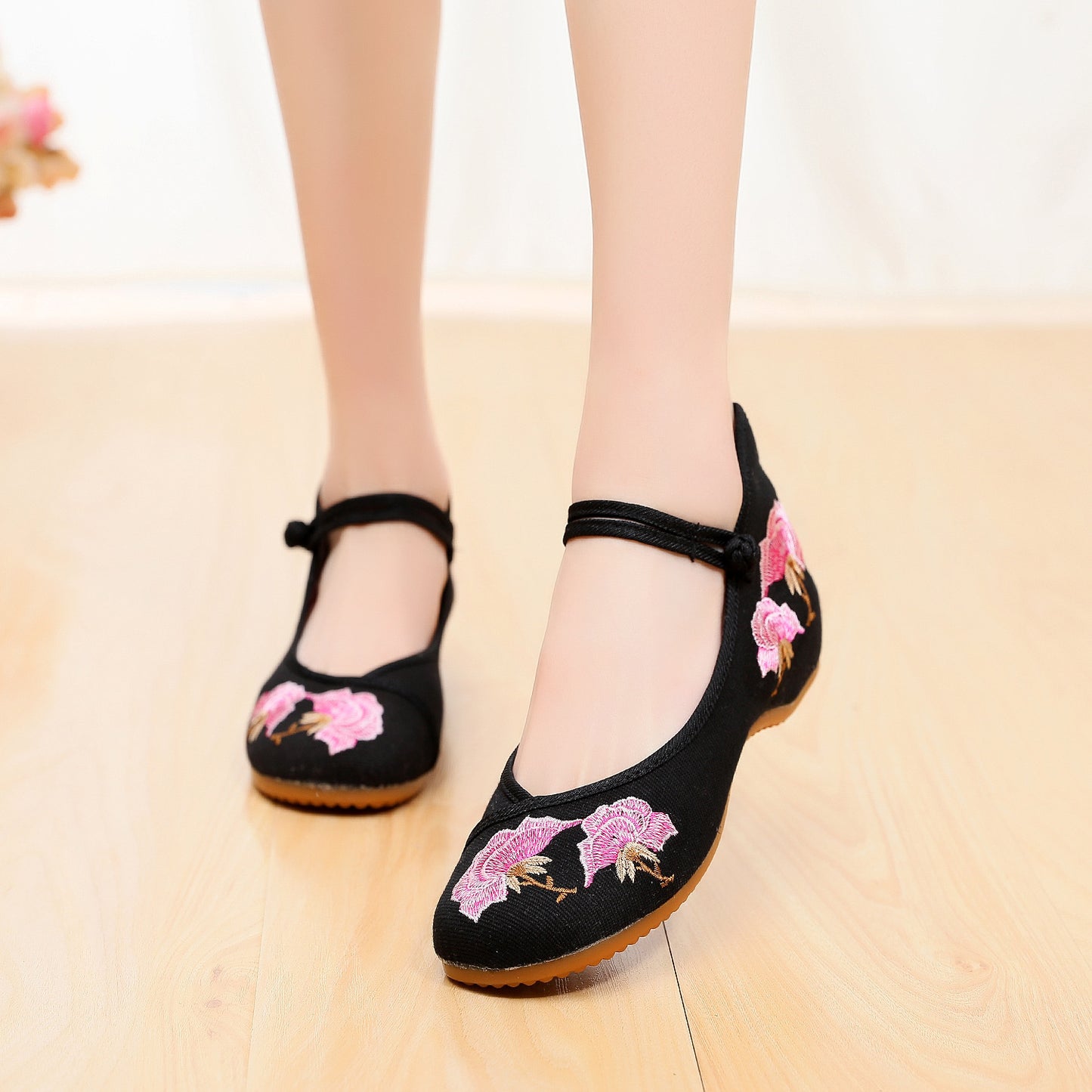 Women's Embroidered Cloth Shoes Low Heel Antique Hanfu Shoes