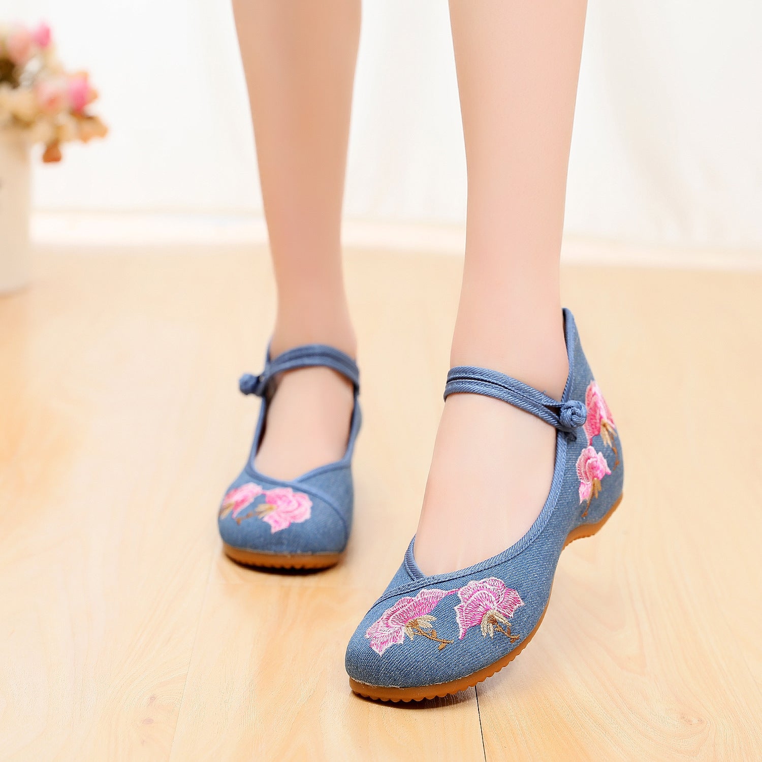 Women's Embroidered Cloth Shoes Low Heel Antique Hanfu Shoes