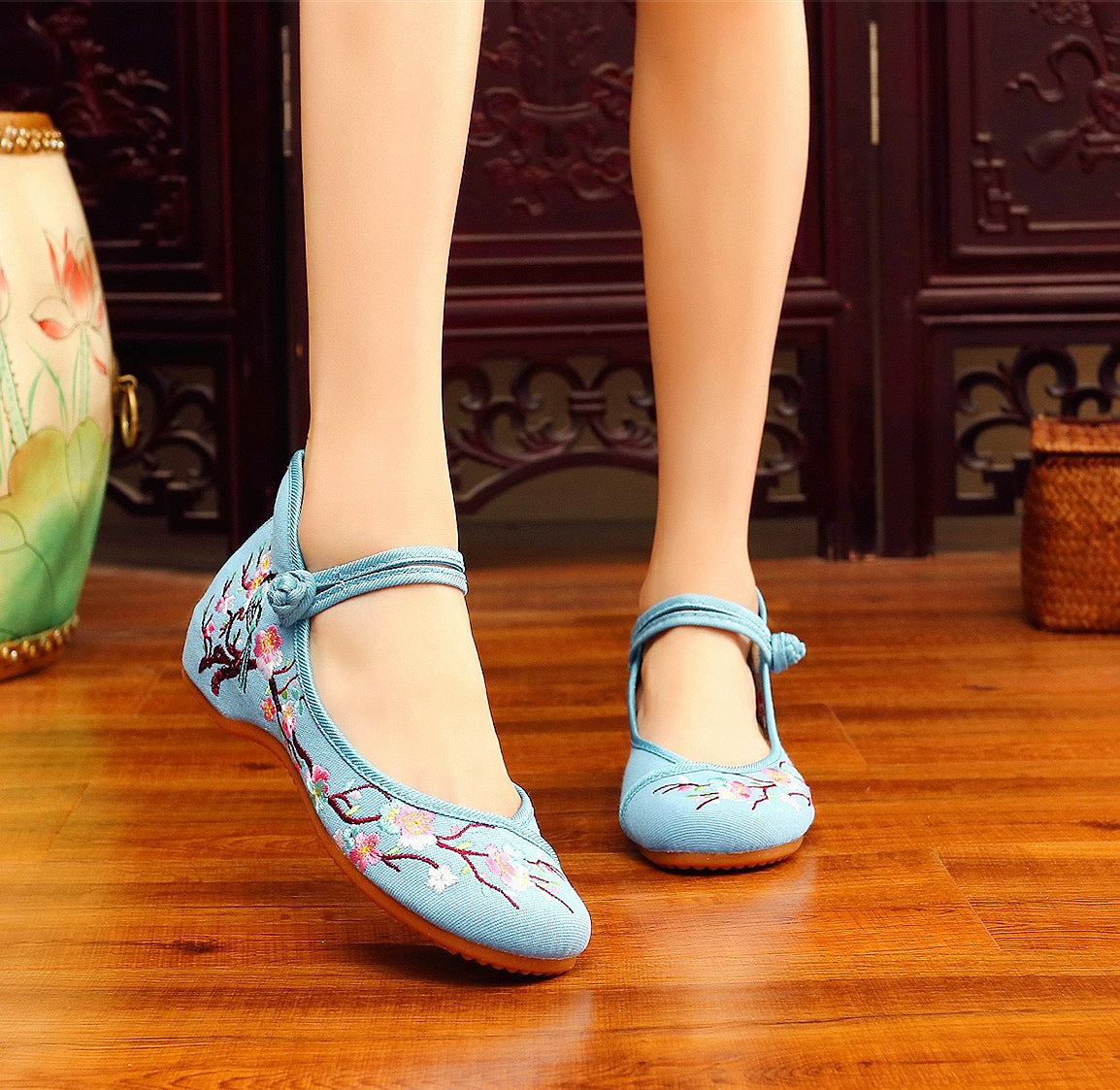 Women's Embroidered Cloth Shoes Low Heel Antique Hanfu Shoes