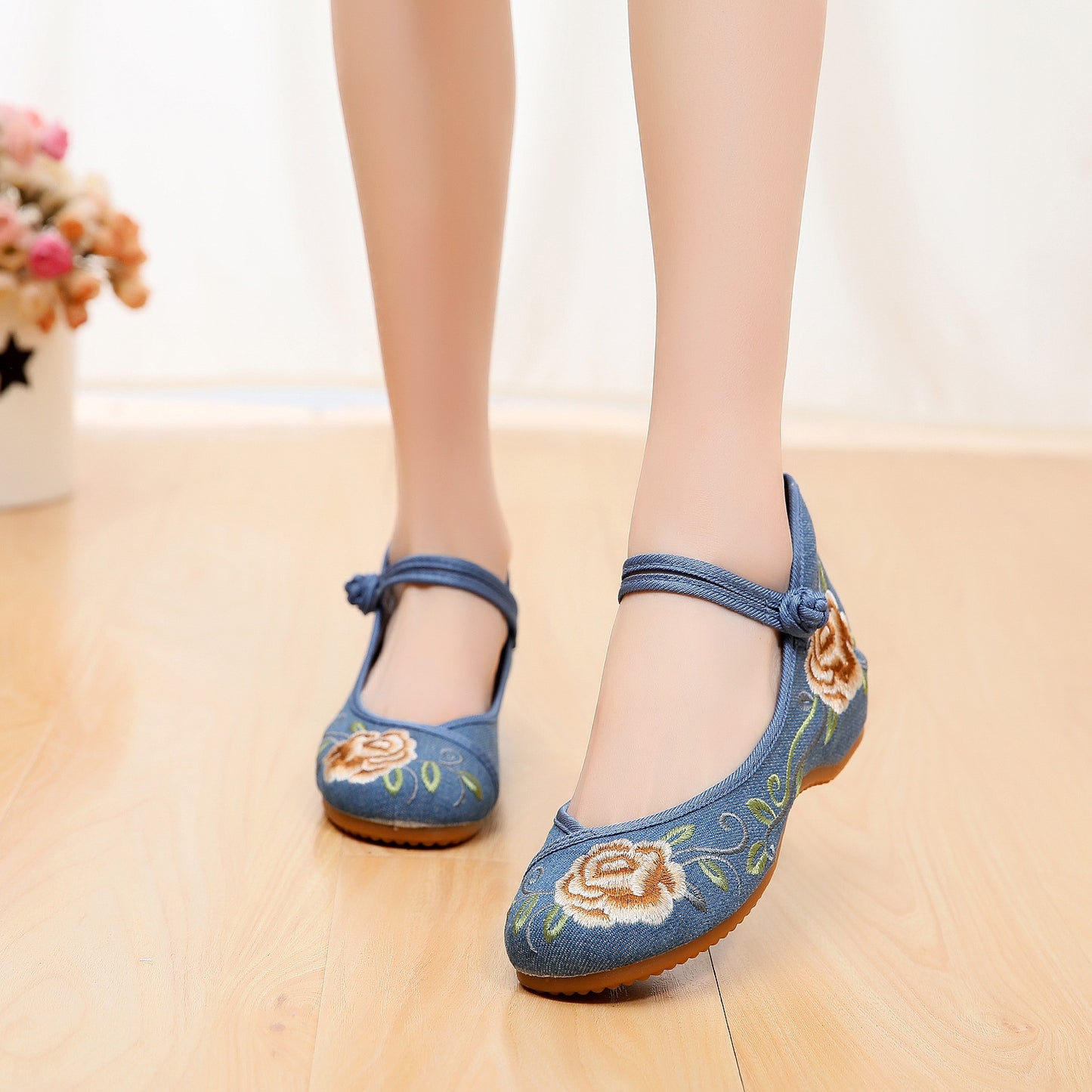 Women's Embroidered Cloth Shoes Low Heel Antique Hanfu Shoes