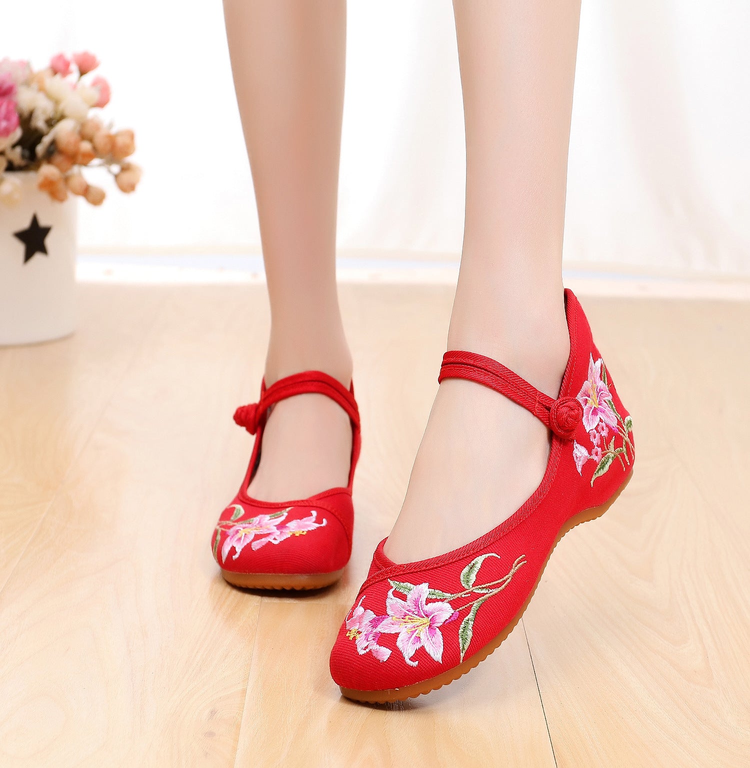 Women's Embroidered Cloth Shoes Low Heel Antique Hanfu Shoes