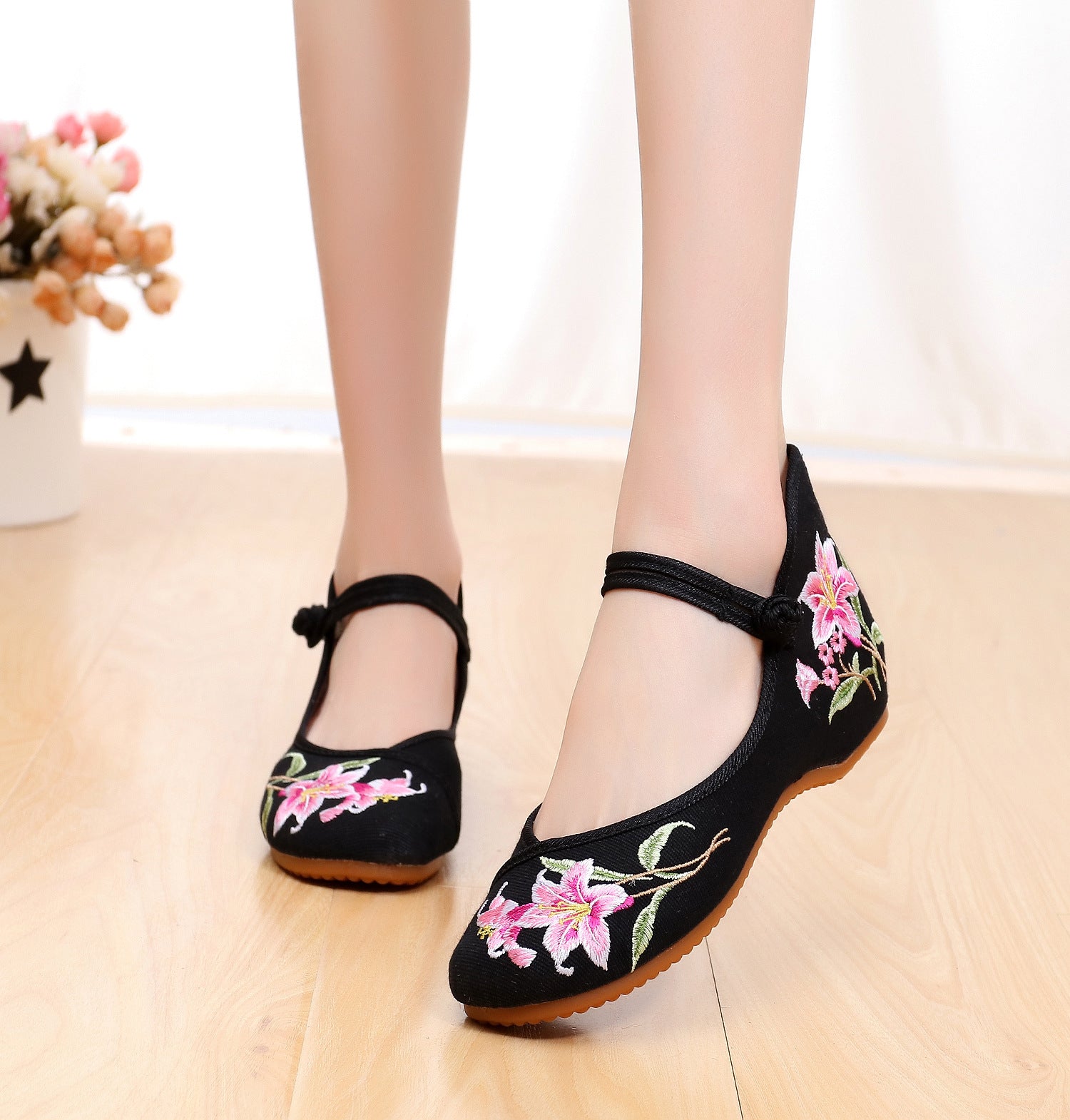 Women's Embroidered Cloth Shoes Low Heel Antique Hanfu Shoes