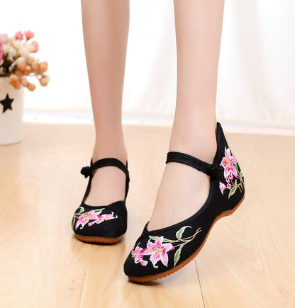 Women's Embroidered Cloth Shoes Low Heel Antique Hanfu Shoes