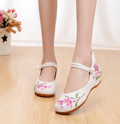 Women's Embroidered Cloth Shoes Low Heel Antique Hanfu Shoes