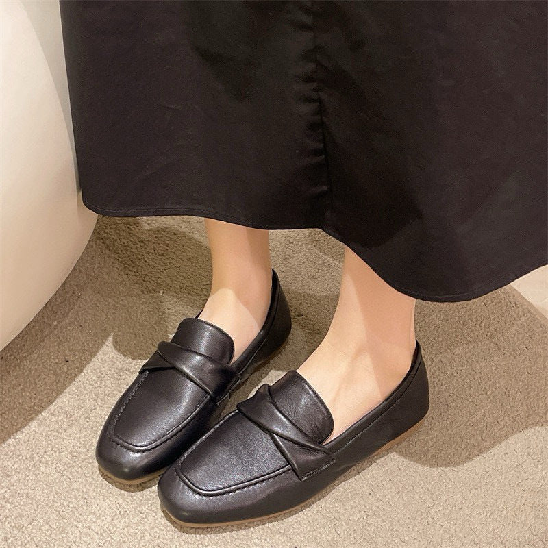 Women's leather flat shoes