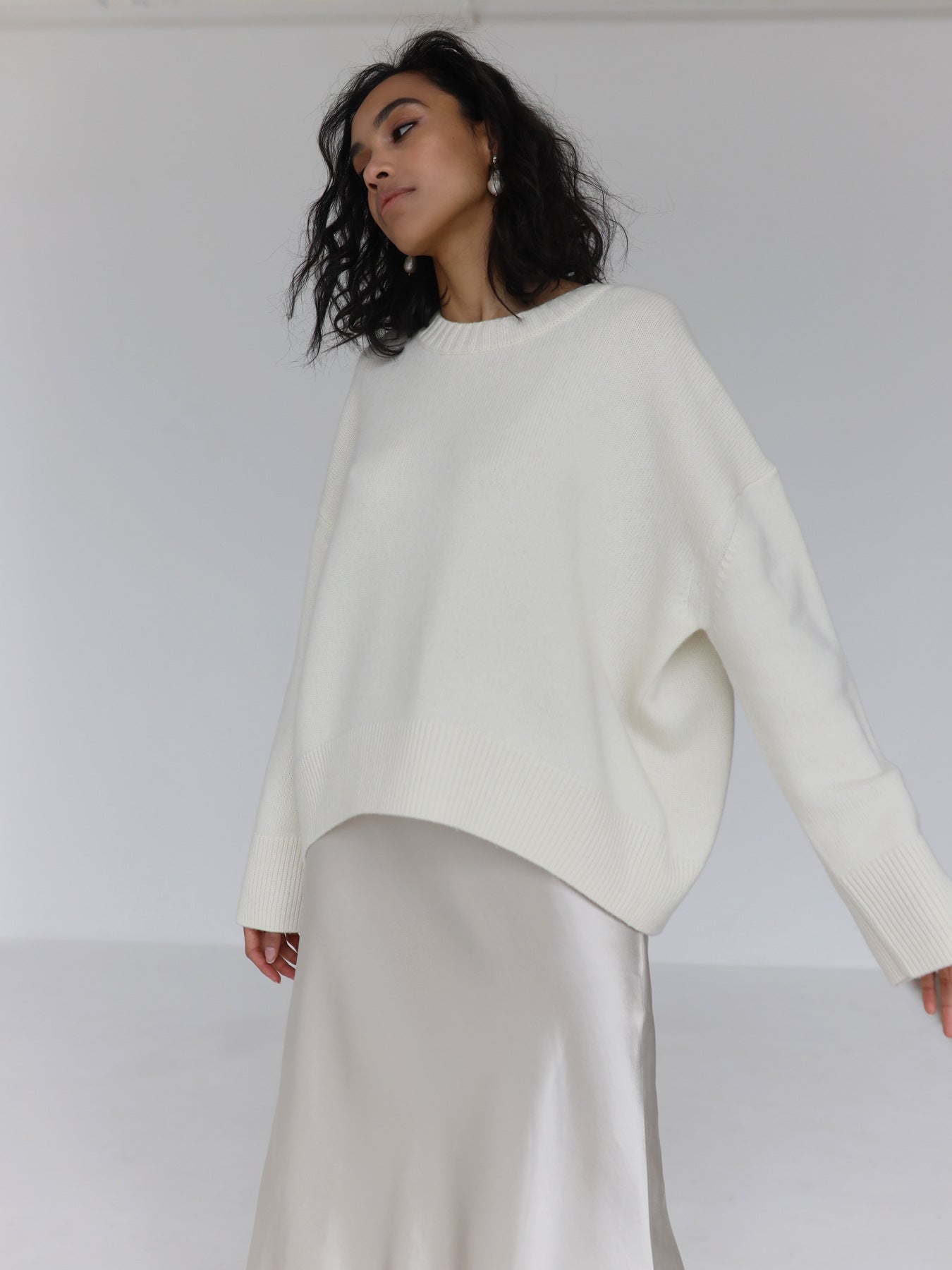 Women's Loose Fit Round Neck Knitted Sweater